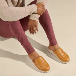 OluKai Mua 'Ili - Golden Sand / Bone -Island Sole Outlet Store 10502 GS19 102 M MUA ILI GoldenSandBone