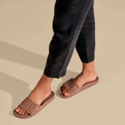 OluKai Kāmola - Tan -Island Sole Outlet Store 20497 3434 102 W KAMOLA TanTan