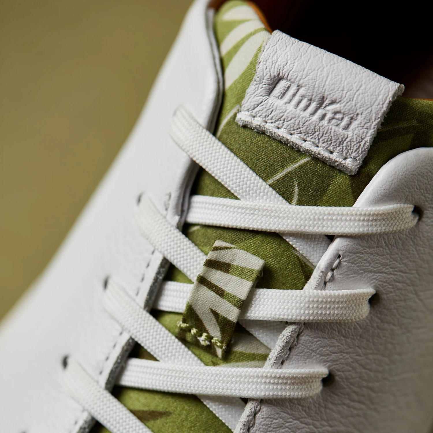 OluKai Lae‘ahi Pili - White / Aloha 4 OluKai Lae‘ahi Pili - White / Aloha - Image 4